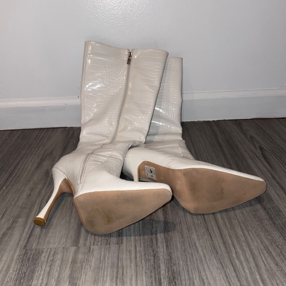 White Croc Point Toe Flare High Heeled Knee Boots PrettyLittleThing - Picture 3 of 4